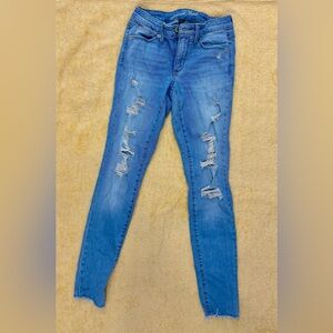NWOT. Universal Threads Classic Blue Ripped Skinny Jeans Size 00/24R for Women